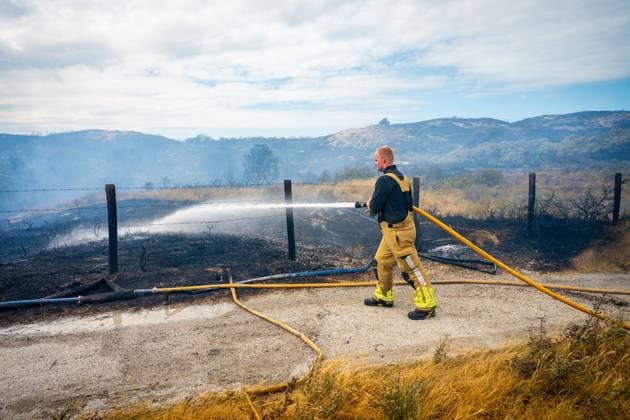 WASSENAAR - A fire in the dunes near Wassenaar. The fire department has dispatched many personnel and vehicles to the scene. JOSH WALET ANP netherlands out - belgium out  Copyright: xx x564921096x originalFilename: 564921096.jpg