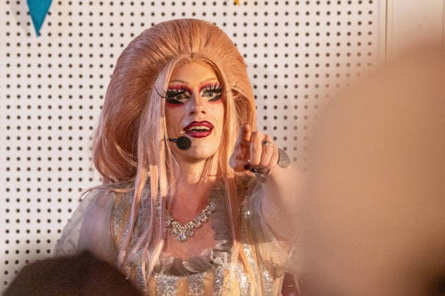 Dragqueen Vicky Voyage bei Kinderbuch-Lesung in der Stadtbücherei Augsburg, draußen vor der Bücherei läuft dagegen ein AfD-naher Protest, Augsburg, 5. August 2026 Deutschland, Augsburg, 5. August 2026, Dragqueen Vicky Voyage bei Kinderbuch-Lesung in der Stadtbücherei Augsburg, Ernst-Reuter-Platz, Mittwochnachmittag ab 15:30 Uhr, der AfD-nahe Jugendverein Aljuza demonstriert vor der Stadtbücherei gegen diesen Auftritt, Aljuza Abkürzung für Alternatives Jugendzentrum Augsburg, rechtsextremer Protest, Bayern *** Drag queen Vicky Voyage at a children’s book reading at the Augsburg City Library; meanwhile, a protest linked to the AfD is taking place outside the library, Augsburg, August 5, 2026, Germany, Augsburg, August 5, 2026, Drag qu