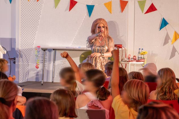 Dragqueen Vicky Voyage bei Kinderbuch-Lesung in der Stadtbücherei Augsburg, draußen vor der Bücherei läuft dagegen ein AfD-naher Protest, Augsburg, 5. August 2026 Deutschland, Augsburg, 5. August 2026, Dragqueen Vicky Voyage bei Kinderbuch-Lesung in der Stadtbücherei Augsburg, Ernst-Reuter-Platz, Mittwochnachmittag ab 15:30 bis 17 Uhr, der AfD-nahe Jugendverein Aljuza demonstriert vor der Stadtbücherei gegen diesen Auftritt, Aljuza Abkürzung für Alternatives Jugendzentrum Augsburg, rechtsextremer Protest, Bayern *** Drag queen Vicky Voyage at a children’s book reading at the Augsburg City Library; meanwhile, a protest linked to the AfD is taking place outside the library, Augsburg, August 5, 2026, Germany, Augsburg, August 5, 2026,