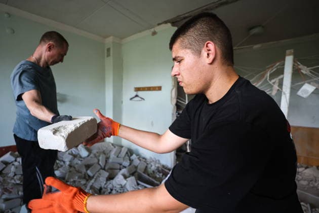 RUSSIA, DONETSK - AUGUST 5, 2026: People clear the debris in a gastroenterology ward of Donetsk City Clinical Hospital No 7 following a Ukrainian drone strike. The attack left one patient dead and two others injured. Dmitry Yagodkin TASS  95820414