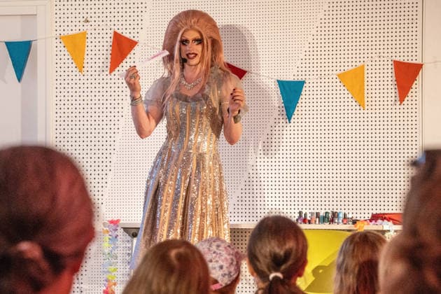 Dragqueen Vicky Voyage bei Kinderbuch-Lesung in der Stadtbücherei Augsburg, draußen vor der Bücherei läuft dagegen ein AfD-naher Protest, Augsburg, 5. August 2026 Deutschland, Augsburg, 5. August 2026, Dragqueen Vicky Voyage bei Kinderbuch-Lesung in der Stadtbücherei Augsburg, Ernst-Reuter-Platz, Mittwochnachmittag ab 15:30 Uhr, der AfD-nahe Jugendverein Aljuza demonstriert vor der Stadtbücherei gegen diesen Auftritt, Aljuza Abkürzung für Alternatives Jugendzentrum Augsburg, rechtsextremer Protest, Bayern *** Drag queen Vicky Voyage at a children’s book reading at the Augsburg City Library; meanwhile, a protest linked to the AfD is taking place outside the library, Augsburg, August 5, 2026, Germany, Augsburg, August 5, 2026, Drag qu