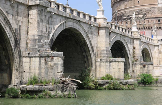 (260805) -- ROME, Aug. 5, 2026 -- This photo taken on Aug. 5, 2026 shows the Tiber River near Castel Sant Angelo in Rome, Italy. Italy is battling its fourth major heatwave of the summer, with temperatures climbing above 40 degrees Celsius in parts of the country, and a record number of cities placed under the highest heat alert. Authorities are stepping up emergency measures amid mounting health, wildfire and agricultural concerns. The latest heatwave reached its peak on Monday, when the Health Ministry placed 25 of the country s 27 monitored cities under red alert, the highest warning level possible issued for extreme heat. ) ITALY-ROME-TIBER RIVER-HEAT WAVE WangxKaiyan 