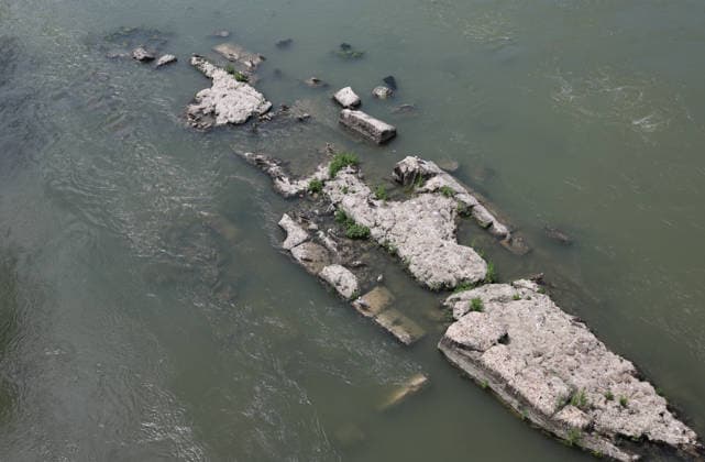 (260805) -- ROME, Aug. 5, 2026 -- This photo taken on Aug. 5, 2026 shows the Tiber River with low water level in Rome, Italy. Italy is battling its fourth major heatwave of the summer, with temperatures climbing above 40 degrees Celsius in parts of the country, and a record number of cities placed under the highest heat alert. Authorities are stepping up emergency measures amid mounting health, wildfire and agricultural concerns. The latest heatwave reached its peak on Monday, when the Health Ministry placed 25 of the country s 27 monitored cities under red alert, the highest warning level possible issued for extreme heat. ) ITALY-ROME-TIBER RIVER-HEAT WAVE WangxKaiyan 