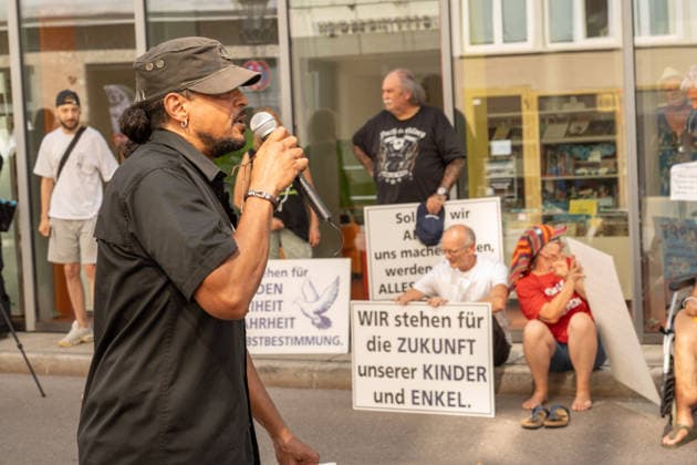 AfD-naher Protest gegen Dragqueen-Lesung in der Stadtbücherei Augsburg, ca. 30-40 Personen protestieren gegen Drag Queen Vicky Voyages Kinderbuch-Lesung in der Stadtbücherei, Aufruf: Jugendverein Aljuza, Augsburg, 5. August 2026 Deutschland, Augsburg, 5. August 2026, AfD-naher Protest gegen Dragqueen-Lesung in der Stadtbücherei Augsburg, ca. 30-40 Personen protestieren gegen Drag Queen Vicky Voyage Kinderbuch-Lesung in der Stadtbücherei Augsburg, Ernst-Reuter-Platz, Mittwochnachmittag ab 15:30 Uhr, der AfD-nahe Jugendverein Aljuza demonstriert vor der Stadtbücherei gegen diesen Auftritt, Aljuza Abkürzung für Alternatives Jugendzentrum Augsburg, Gastredner Wiggins (phonetisch so verstanden, Vorname unklar), rechtsextremer Protest, Bay