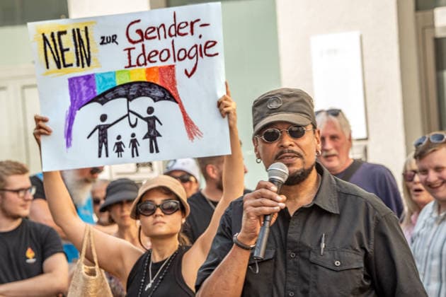 AfD-naher Protest gegen Dragqueen-Lesung in der Stadtbücherei Augsburg, ca. 30-40 Personen protestieren gegen Drag Queen Vicky Voyages Kinderbuch-Lesung in der Stadtbücherei, Aufruf: Jugendverein Aljuza, Augsburg, 5. August 2026 Deutschland, Augsburg, 5. August 2026, AfD-naher Protest gegen Dragqueen-Lesung in der Stadtbücherei Augsburg, Schild:Nein zur Gender Ideologie, ca. 30-40 Personen protestieren gegen Drag Queen Vicky Voyage Kinderbuch-Lesung in der Stadtbücherei Augsburg, Ernst-Reuter-Platz, Mittwochnachmittag ab 15:30 Uhr, der AfD-nahe Jugendverein Aljuza demonstriert vor der Stadtbücherei gegen diesen Auftritt, Aljuza Abkürzung für Alternatives Jugendzentrum Augsburg, Gastredner Wiggins (phonetisch so verstanden, Vorname un