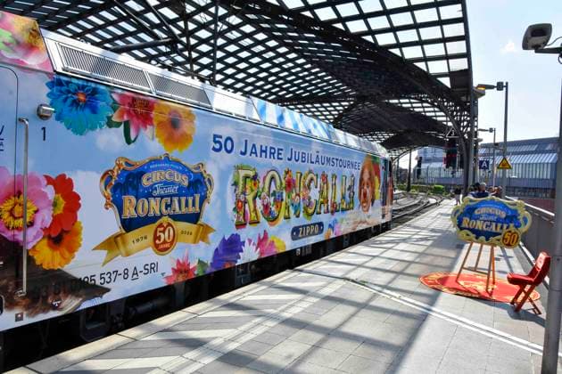 ABB RONCALLI - Bunter Zikus Zug Wagen Transport Bahn Zug bei der Taufe der Look Zippo des Roncalli Sonderzug zu 50 Jahre Roncalli Jubilaeummstournee auf dem Gleis 1 Koeln Hauptbahnhof in Koeln am 05.AUGUST 2026 NRW Deutschland *** ABB RONCALLI Colorful Circus Train Carriage Transport Train at the christening of the Look Zippo Roncalli special train for the 50th anniversary Roncalli jubilee tour on Track 1 at Cologne Central Station in Cologne on August 5, 2026, North Rhine-Westphalia, Germany
