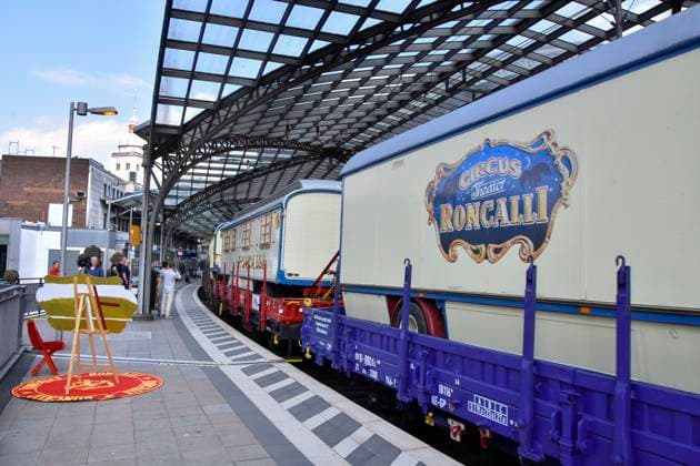 ABB RONCALLI - Zirkus Wagen Transport mi der Bahn Zug bei der Taufe der Look Zippo des Roncalli Sonderzug zu 50 Jahre Roncalli Jubilaeummstournee auf dem Gleis 1 Koeln Hauptbahnhof in Koeln am 05.AUGUST 2026 NRW Deutschland *** ABB RONCALLI Circus Carriage Transport by Train at the christening of the Look Zippo Roncalli Special Train for the 50th Anniversary Roncalli Tour on Track 1 at Cologne Central Station in Cologne on August 5, 2026, North Rhine-Westphalia, Germany