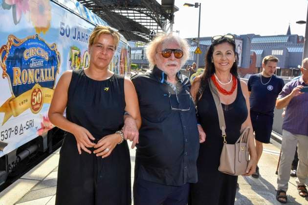 ABB RONCALLI - Mona Neubaur Ministerin für Wirtschaft, Industrie, Klimaschutz und Energie des Landes Nordrhein-Westfalen. Eliana Larible Paul mit ihrem Mann Bernhard Paul Zirkusdirektor zu Gast bei der Taufe der Look Zippo des Roncalli Sonderzug zu 50 Jahre Roncalli Jubilaeummstournee auf dem Gleis 1 Koeln Hauptbahnhof in Koeln am 05.AUGUST 2026 NRW Deutschland *** ABB RONCALLI Mona Neubaur, Minister of Economic Affairs, Industry, Climate Protection, and Energy of the State of North Rhine-Westphalia Eliana Larible Paul with her husband Bernhard Paul, circus director, attending the christening of the Look Zippo Roncalli special train for the 50th-anniversary Roncalli tour on Track 1 at Cologne Central Station in Cologne on 0August 5, 2026