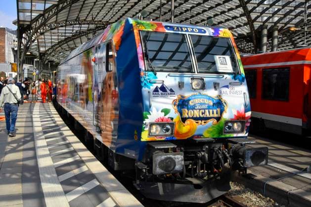 ABB RONCALLI - Bunter Zikus Zug Wagen Transport Bahn Zug bei der Taufe der Look Zippo des Roncalli Sonderzug zu 50 Jahre Roncalli Jubilaeummstournee auf dem Gleis 1 Koeln Hauptbahnhof in Koeln am 05.AUGUST 2026 NRW Deutschland *** ABB RONCALLI Colorful Circus Train Carriage Transport Train at the christening of the Look Zippo Roncalli special train for the 50th anniversary Roncalli tour on Track 1 at Cologne Central Station in Cologne on August 5, 2026, North Rhine-Westphalia, Germany