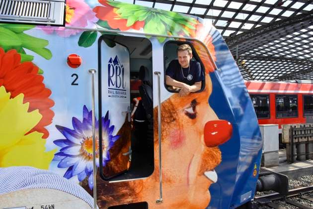 ABB RONCALLI - Lokfuehrer Dennis Rossner im Zug bei der Taufe der bunten Look Zippo des Roncalli Sonderzug zu 50 Jahre Roncalli Jubilaeummstournee auf dem Gleis 1 Koeln Hauptbahnhof in Koeln am 05.AUGUST 2026 NRW Deutschland *** ABB RONCALLI train engineer Dennis Rossner on board the train during the christening of the colorful Look Zippo Roncalli special train for the 50th-anniversary Roncalli tour on Track 1 at Cologne Central Station in Cologne on August 5, 2026 North Rhine-Westphalia, Germany