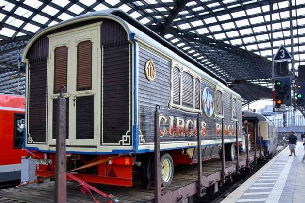 ABB RONCALLI - Zirkus Wagen Transport mi der Bahn Zug bei der Taufe der Look Zippo des Roncalli Sonderzug zu 50 Jahre Roncalli Jubilaeummstournee auf dem Gleis 1 Koeln Hauptbahnhof in Koeln am 05.AUGUST 2026 NRW Deutschland *** ABB RONCALLI Circus Carriage Transport by Train at the christening of the Look Zippo Roncalli Special Train for the 50th Anniversary Roncalli Tour on Track 1 at Cologne Central Station in Cologne on August 5, 2026, North Rhine-Westphalia, Germany