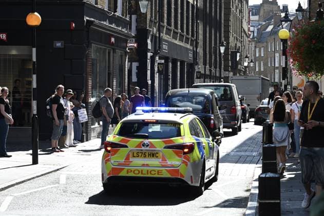 Police secure scene following stabbing attack in London s Covent Garden LONDON, UNITED KINGDOM - AUGUST 05: Police officers and emergency service personnel secure the area following a stabbing incident on Endell Street in Covent Garden, London, United Kingdom, on August 05, 2026. Metropolitan Police arrested a 47-year-old woman after four men sustained injuries during the attack. Rasid Necati Aslim Anadolu London United Kingdom. Editorial use only. Please get in touch for any other usage.  Copyright: x2026xAnadoluxRasidxNecatixAslimx