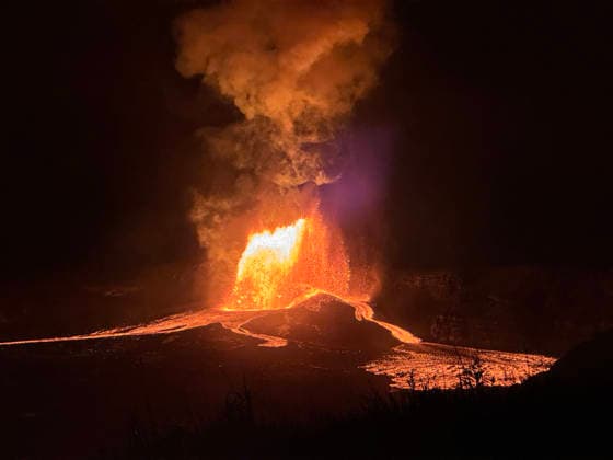 August 5, 2026, Kilauea, Hi, United States: Lava erupts from the north vent lava fountain during episode 52 of the HalemaÃäÂ»umaÃäÂ»u volcano at the summit of KÄÂ«lauea at Hawaii Volcanoes National Park, July 28, 2026 in Kilauea, Hawaii. Lava during the night eruption reached 500-feet above the crater floor. Kilauea United States - ZUMAp138 20260805_zaa_p138_014 Copyright: xKatiexMulliken U.SxGeologicx