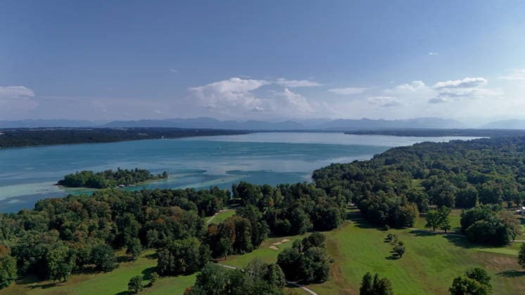 ! ACHTUNG BILD DARF AUSSCHLIESSLICH REDAKTIONELL GENUTZT WERDEN ! Ein Sommertag in Feldafing, Feldafinger Park(Landkreis Starnberg). Hier der Blick auf den Starnberger See und die Roseninsel, am Horizont die Alpenkette mit Gewitterwolken, Sommer, Sommerwetter, Hitze, Ausflugswetter, baden, schwimmen, Radfahren, wandern, spazieren, Münchner Umland, Tagestouristen *** ATTENTION: THIS IMAGE MAY BE USED FOR EDITORIAL PURPOSES ONLY A summer day in Feldafing, Feldafinger Park, Starnberg District. Here is a view of Lake Starnberg and Roseninsel; on the horizon, the Alps with thunderclouds; summer, summer weather, heat, perfect weather for an outing, swimming, biking, hiking, walking, Munich’s surrounding area, day-trippers