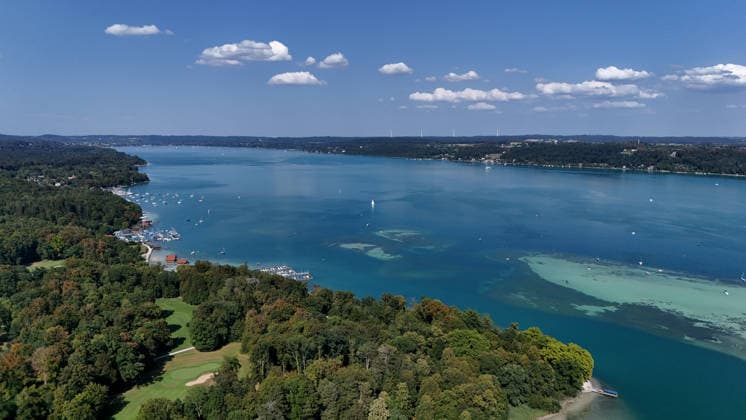 ! ACHTUNG BILD DARF AUSSCHLIESSLICH REDAKTIONELL GENUTZT WERDEN ! Ein Sommertag in Feldafing, Feldafinger Park(Landkreis Starnberg). Hier der Blick auf den Starnberger See mit Blickrichtung Norden, Possenhofen ,Sommer, Sommerwetter, Hitze, Ausflugswetter, baden, schwimmen, Radfahren, wandern, spazieren, Münchner Umland, Tagestouristen *** ATTENTION: THIS IMAGE MAY BE USED FOR EDITORIAL PURPOSES ONLY. A summer day in Feldafing, Feldafinger Park, Starnberg District. Here is a view of Lake Starnberg looking north toward Possenhofen, summer, summer weather, heat, perfect weather for an outing, swimming, biking, hiking, walking, Munich area, day-trippers