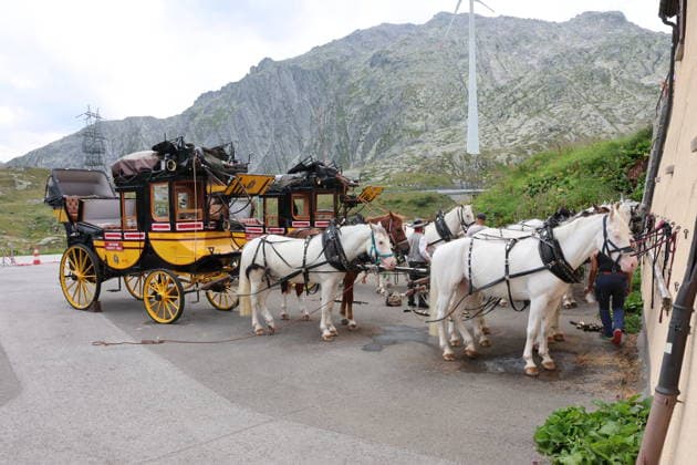 05.08.2026 Schweiz Pferde, Historische Gotthard -Postkutschen.Tagesfahrten auf der legendaeren Route von Andermatt ueber den Gotthardpass und die Tremolastrasse nach Airolo. Bild ; Rast auf dem Gotthardpass. *** August 5, 2026 Switzerland Horses, Historic Gotthard Stagecoaches Day trips along the legendary route from Andermatt over the Gotthard Pass and the Tremola Road to Airolo Photo: Rest stop on the Gotthard Pass 