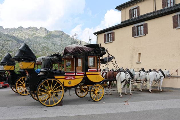 05.08.2026 Schweiz Pferde, Historische Gotthard -Postkutschen.Tagesfahrten auf der legendaeren Route von Andermatt ueber den Gotthardpass und die Tremolastrasse nach Airolo. Bild ; Rast auf dem Gotthardpass. *** August 5, 2026 Switzerland Horses, Historic Gotthard Stagecoaches Day trips along the legendary route from Andermatt over the Gotthard Pass and the Tremola Road to Airolo Photo: Rest stop on the Gotthard Pass 