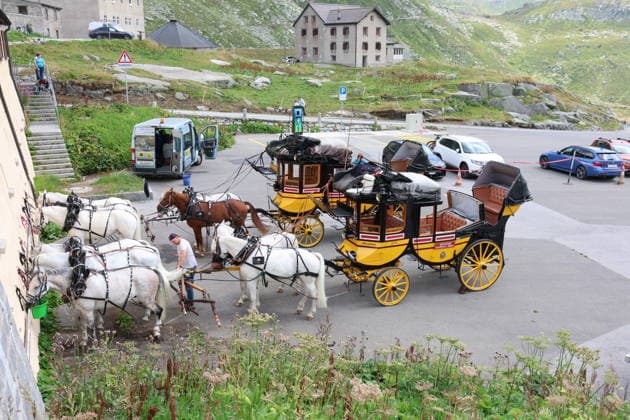 05.08.2026 Schweiz Pferde, Historische Gotthard -Postkutschen.Tagesfahrten auf der legendaeren Route von Andermatt ueber den Gotthardpass und die Tremolastrasse nach Airolo. Bild ; Rast auf dem Gotthardpass. *** August 5, 2026 Switzerland Horses, Historic Gotthard Stagecoaches Day trips along the legendary route from Andermatt over the Gotthard Pass and the Tremola Road to Airolo Photo: Rest stop on the Gotthard Pass 