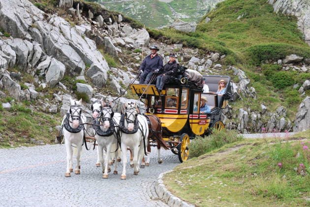 05.08.2026 Schweiz Pferde, Historische Gotthard -Postkutschen.Tagesfahrten auf der legendaeren Route von Andermatt ueber den Gotthardpass und die Tremolastrasse nach Airolo. Bild ; Gespann auf der Tremolastrasse *** August 5, 2026 Switzerland Horses, Historic Gotthard Stagecoaches Day trips along the legendary route from Andermatt over the Gotthard Pass and the Tremola Road to Airolo Photo: Horse-drawn carriage on the Tremola Road 