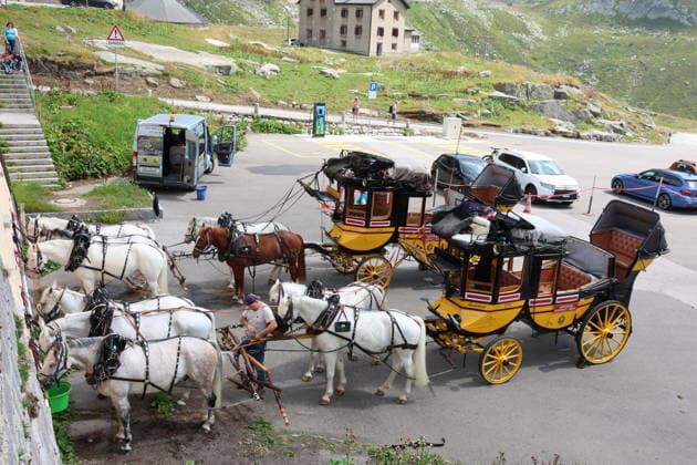05.08.2026 Schweiz Pferde, Historische Gotthard -Postkutschen.Tagesfahrten auf der legendaeren Route von Andermatt ueber den Gotthardpass und die Tremolastrasse nach Airolo. Bild ; Rast auf dem Gotthardpass. *** August 5, 2026 Switzerland Horses, Historic Gotthard Stagecoaches Day trips along the legendary route from Andermatt over the Gotthard Pass and the Tremola Road to Airolo Photo: Rest stop on the Gotthard Pass 