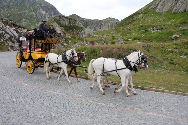 05.08.2026 Schweiz Pferde, Historische Gotthard -Postkutschen.Tagesfahrten auf der legendaeren Route von Andermatt ueber den Gotthardpass und die Tremolastrasse nach Airolo. Bild ; Gespann auf der Tremolastrasse *** August 5, 2026 Switzerland Horses, Historic Gotthard Stagecoaches Day trips along the legendary route from Andermatt over the Gotthard Pass and the Tremola Road to Airolo Photo: Horse-drawn carriage on the Tremola Road 