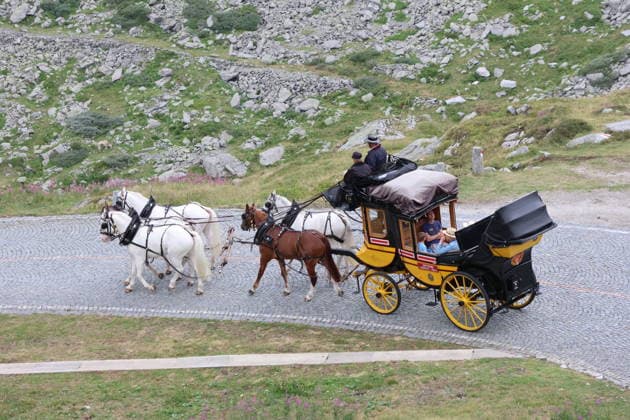 05.08.2026 Schweiz Pferde, Historische Gotthard -Postkutschen.Tagesfahrten auf der legendaeren Route von Andermatt ueber den Gotthardpass und die Tremolastrasse nach Airolo. Bild ; Gespann auf der Tremolastrasse *** August 5, 2026 Switzerland Horses, Historic Gotthard Stagecoaches Day trips along the legendary route from Andermatt over the Gotthard Pass and the Tremola Road to Airolo Photo: Horse-drawn carriage on the Tremola Road 