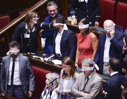 Foto IPP Marco Mattei Roma 05 08 2026 Camera dei deputati discussione e voto sull autorizzazione sequestro delle chat di Delmastro nella foto la protesta di AVS con i deputati che si coprono gli occhi con delle bende Italy Photo Press - World Copyright . *** IPP Photo by Marco Mattei, Rome, August 5, 2026: Chamber of Deputies debate and vote on the authorization to seize Delmastro’s chat records. Pictured: the AVS protest, with deputies covering their eyes with blindfolds. Italy Photo Press World Copyright 