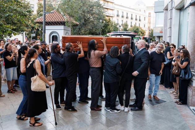Granada Bids Farewell to Flamenco Guitarist Pepe Habichuela The coffin of guitarist Pepe Habichuela is carried on the shoulders of his family members to the funeral chapel set up at the Isabel la Católica Municipal Theater in Granada, his hometown. August 5, 2026, in Granada, Andalusia, Spain. Guitarist José Antonio Carmona, known as Pepe Habichuela (Granada, 1944), passed away this Tuesday at the age of 82 in Madrid after two years away from the stage due to illness. The musician was awarded the Medal of Merit in Fine Arts in 2018, and last February the government conferred upon him the Grand Cross of the Civil Order of Alfonso X the Wise, and described him as one of the most influential figures in contemporary flamenco guitar. AUGUST 5,  Copyright: xÃlexxCamarax 7703061