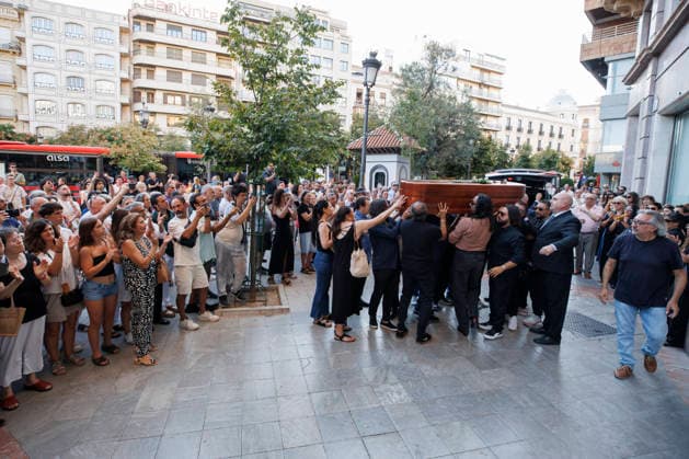 Granada Bids Farewell to Flamenco Guitarist Pepe Habichuela The coffin of guitarist Pepe Habichuela is carried on the shoulders of his family members to the funeral chapel set up at the Isabel la Católica Municipal Theater in Granada, his hometown. August 5, 2026, in Granada, Andalusia, Spain. Guitarist José Antonio Carmona, known as Pepe Habichuela (Granada, 1944), passed away this Tuesday at the age of 82 in Madrid after two years away from the stage due to illness. The musician was awarded the Medal of Merit in Fine Arts in 2018, and last February the government conferred upon him the Grand Cross of the Civil Order of Alfonso X the Wise, and described him as one of the most influential figures in contemporary flamenco guitar. AUGUST 5,  Copyright: xÃlexxCamarax 7703062