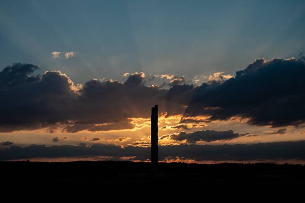 Die Sonne geht hinter dem TK-Elevator Testturm in Rottweil unter. Der Testturm ist dabei als Silhouette im Abendhimmel zu sehen. Rottweil Baden-Württemberg Deutschland *** The sun sets behind the TK Elevator test tower in Rottweil. The test tower can be seen as a silhouette against the evening sky. Rottweil, Baden-Württemberg, Germany