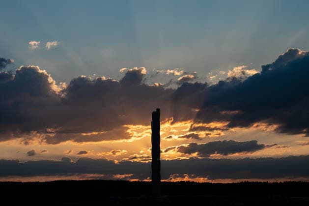 Die Sonne geht hinter dem TK-Elevator Testturm in Rottweil unter. Der Testturm ist dabei als Silhouette im Abendhimmel zu sehen. Rottweil Baden-Württemberg Deutschland *** The sun sets behind the TK Elevator test tower in Rottweil. The test tower can be seen as a silhouette against the evening sky. Rottweil, Baden-Württemberg, Germany