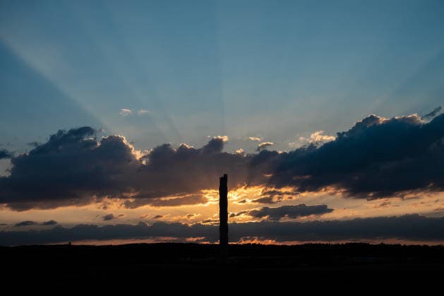 Die Sonne geht hinter dem TK-Elevator Testturm in Rottweil unter. Der Testturm ist dabei als Silhouette im Abendhimmel zu sehen. Rottweil Baden-Württemberg Deutschland *** The sun sets behind the TK Elevator test tower in Rottweil. The test tower can be seen as a silhouette against the evening sky. Rottweil, Baden-Württemberg, Germany