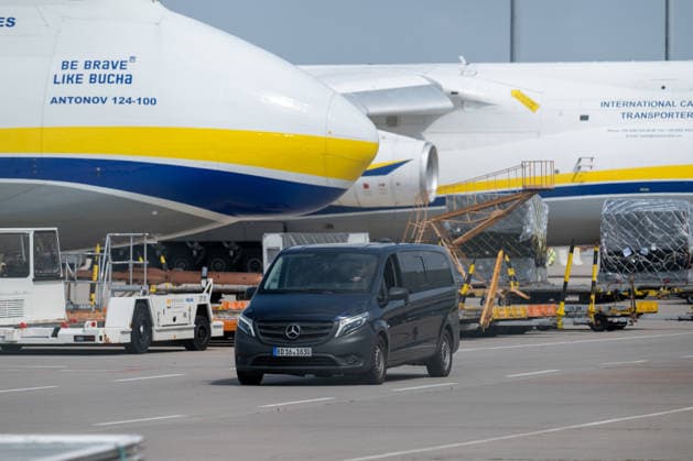 Schkeuditz - Sprengstoff an Drohne: Generalstaatsanwaltschaft übernimmt Ermittlungen am Flughafen Leipzig 05.08.2026 gegen 15 Uhr Schkeuditz, Flughafen Leipzig Halle Nach dem Fund einer Drohne mit einer unbekannten Sprengvorrichtung am Flughafen Leipzig Halle haben die Zentralstelle Extremismus Sachsen und das Landeskriminalamt die Ermittlungen übernommen. Die Drohne war in der Nacht zum Mittwoch im Sicherheitsbereich des Frachtflugbetriebs nahe der Südpiste entdeckt worden. Spezialkräfte der Bundespolizei entfernten den Zünder des Sprengvorsatzes. Ein mutmaßlich zweites unbekanntes Flugobjekt soll zudem mit einem Frachtflugzeug kollidiert sein, das wegen der Sperrung der Landebahn durchstarten musste. Nach der späteren Landung in H Copyright: xEHLxMediax 20260805_drohne-flughafe-leipzig-tag_1