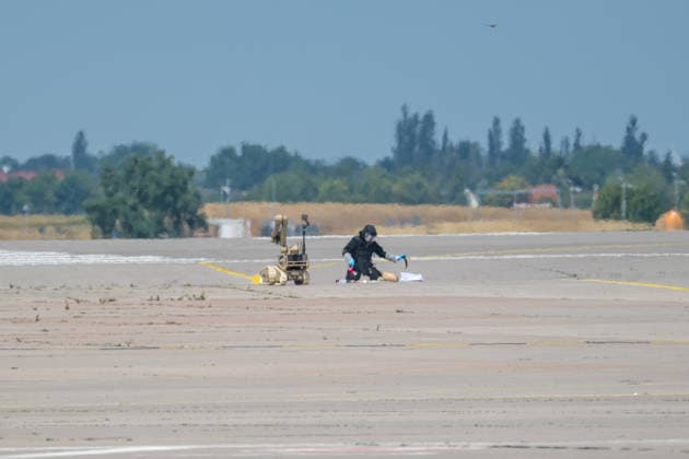 Schkeuditz - Sprengstoff an Drohne: Generalstaatsanwaltschaft übernimmt Ermittlungen am Flughafen Leipzig 05.08.2026 gegen 15 Uhr Schkeuditz, Flughafen Leipzig Halle Nach dem Fund einer Drohne mit einer unbekannten Sprengvorrichtung am Flughafen Leipzig Halle haben die Zentralstelle Extremismus Sachsen und das Landeskriminalamt die Ermittlungen übernommen. Die Drohne war in der Nacht zum Mittwoch im Sicherheitsbereich des Frachtflugbetriebs nahe der Südpiste entdeckt worden. Spezialkräfte der Bundespolizei entfernten den Zünder des Sprengvorsatzes. Ein mutmaßlich zweites unbekanntes Flugobjekt soll zudem mit einem Frachtflugzeug kollidiert sein, das wegen der Sperrung der Landebahn durchstarten musste. Nach der späteren Landung in H Copyright: xEHLxMediax 20260805_drohne-flughafe-leipzig-tag_6
