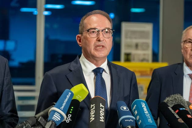 Schkeuditz - Drohnen-Vorfall am Flughafen Leipzig Halle: PK mit Bundesinnenminister Dobrindt und Sachsens Innenminister Schuster 05.08.2026 gegen 21 Uhr Schkeuditz, Flughafen Leipzig Halle im Foto: Nach dem Fund einer Drohne mit einer unbekannten Sprengvorrichtung am Flughafen Leipzig Halle äußerten sich am Mittwochabend Bundesinnenminister Alexander Dobrindt, Sachsens Innenminister Armin Schuster und der Generalstaatsanwalt des Freistaates Sachsen Wolfgang Schwürzer bei einer Pressekonferenz am Flughafen zu dem Vorfall. Zuvor hatte die Zentralstelle Extremismus Sachsen und das Landeskriminalamt die Ermittlungen übernommen. Die Drohne war in der Nacht zum Mittwoch im Sicherheitsbereich des Frachtflugbetriebs nahe der Südpiste entdeck Copyright: xEHLxMedia DietmarxThomasx 20260805_drohne-flughafen-leipzig-pk_10