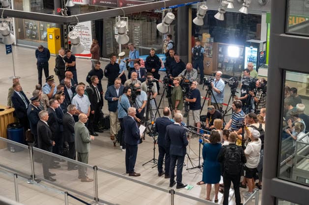 Schkeuditz - Drohnen-Vorfall am Flughafen Leipzig Halle: PK mit Bundesinnenminister Dobrindt und Sachsens Innenminister Schuster 05.08.2026 gegen 21 Uhr Schkeuditz, Flughafen Leipzig Halle im Foto: Nach dem Fund einer Drohne mit einer unbekannten Sprengvorrichtung am Flughafen Leipzig Halle äußerten sich am Mittwochabend Bundesinnenminister Alexander Dobrindt, Sachsens Innenminister Armin Schuster und der Generalstaatsanwalt des Freistaates Sachsen Wolfgang Schwürzer bei einer Pressekonferenz am Flughafen zu dem Vorfall. Zuvor hatte die Zentralstelle Extremismus Sachsen und das Landeskriminalamt die Ermittlungen übernommen. Die Drohne war in der Nacht zum Mittwoch im Sicherheitsbereich des Frachtflugbetriebs nahe der Südpiste entdeck Copyright: xEHLxMedia DietmarxThomasx 20260805_drohne-flughafen-leipzig-pk_11