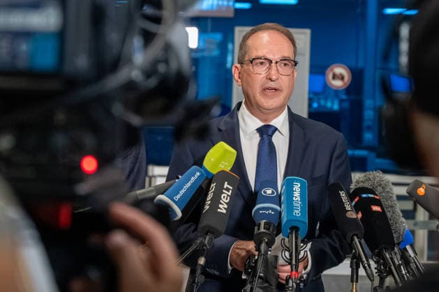 Schkeuditz - Drohnen-Vorfall am Flughafen Leipzig Halle: PK mit Bundesinnenminister Dobrindt und Sachsens Innenminister Schuster 05.08.2026 gegen 21 Uhr Schkeuditz, Flughafen Leipzig Halle im Foto: Nach dem Fund einer Drohne mit einer unbekannten Sprengvorrichtung am Flughafen Leipzig Halle äußerten sich am Mittwochabend Bundesinnenminister Alexander Dobrindt, Sachsens Innenminister Armin Schuster und der Generalstaatsanwalt des Freistaates Sachsen Wolfgang Schwürzer bei einer Pressekonferenz am Flughafen zu dem Vorfall. Zuvor hatte die Zentralstelle Extremismus Sachsen und das Landeskriminalamt die Ermittlungen übernommen. Die Drohne war in der Nacht zum Mittwoch im Sicherheitsbereich des Frachtflugbetriebs nahe der Südpiste entdeck Copyright: xEHLxMedia DietmarxThomasx 20260805_drohne-flughafen-leipzig-pk_13