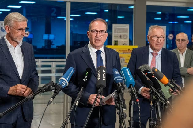 Schkeuditz - Drohnen-Vorfall am Flughafen Leipzig Halle: PK mit Bundesinnenminister Dobrindt und Sachsens Innenminister Schuster 05.08.2026 gegen 21 Uhr Schkeuditz, Flughafen Leipzig Halle im Foto: Nach dem Fund einer Drohne mit einer unbekannten Sprengvorrichtung am Flughafen Leipzig Halle äußerten sich am Mittwochabend Bundesinnenminister Alexander Dobrindt, Sachsens Innenminister Armin Schuster und der Generalstaatsanwalt des Freistaates Sachsen Wolfgang Schwürzer bei einer Pressekonferenz am Flughafen zu dem Vorfall. Zuvor hatte die Zentralstelle Extremismus Sachsen und das Landeskriminalamt die Ermittlungen übernommen. Die Drohne war in der Nacht zum Mittwoch im Sicherheitsbereich des Frachtflugbetriebs nahe der Südpiste entdeck Copyright: xEHLxMedia DietmarxThomasx 20260805_drohne-flughafen-leipzig-pk_5