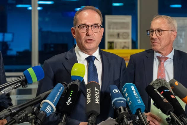 Schkeuditz - Drohnen-Vorfall am Flughafen Leipzig Halle: PK mit Bundesinnenminister Dobrindt und Sachsens Innenminister Schuster 05.08.2026 gegen 21 Uhr Schkeuditz, Flughafen Leipzig Halle im Foto: Nach dem Fund einer Drohne mit einer unbekannten Sprengvorrichtung am Flughafen Leipzig Halle äußerten sich am Mittwochabend Bundesinnenminister Alexander Dobrindt, Sachsens Innenminister Armin Schuster und der Generalstaatsanwalt des Freistaates Sachsen Wolfgang Schwürzer bei einer Pressekonferenz am Flughafen zu dem Vorfall. Zuvor hatte die Zentralstelle Extremismus Sachsen und das Landeskriminalamt die Ermittlungen übernommen. Die Drohne war in der Nacht zum Mittwoch im Sicherheitsbereich des Frachtflugbetriebs nahe der Südpiste entdeck Copyright: xEHLxMedia DietmarxThomasx 20260805_drohne-flughafen-leipzig-pk_8