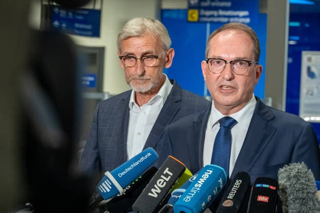 Schkeuditz - Drohnen-Vorfall am Flughafen Leipzig Halle: PK mit Bundesinnenminister Dobrindt und Sachsens Innenminister Schuster 05.08.2026 gegen 21 Uhr Schkeuditz, Flughafen Leipzig Halle im Foto: Nach dem Fund einer Drohne mit einer unbekannten Sprengvorrichtung am Flughafen Leipzig Halle äußerten sich am Mittwochabend Bundesinnenminister Alexander Dobrindt, Sachsens Innenminister Armin Schuster und der Generalstaatsanwalt des Freistaates Sachsen Wolfgang Schwürzer bei einer Pressekonferenz am Flughafen zu dem Vorfall. Zuvor hatte die Zentralstelle Extremismus Sachsen und das Landeskriminalamt die Ermittlungen übernommen. Die Drohne war in der Nacht zum Mittwoch im Sicherheitsbereich des Frachtflugbetriebs nahe der Südpiste entdeck Copyright: xEHLxMedia DietmarxThomasx 20260805_drohne-flughafen-leipzig-pk_15