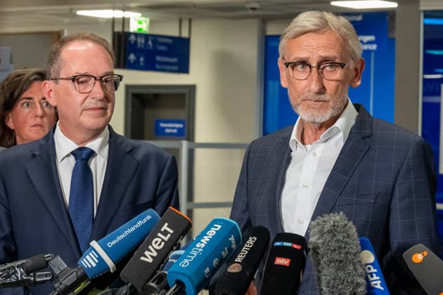 Schkeuditz - Drohnen-Vorfall am Flughafen Leipzig Halle: PK mit Bundesinnenminister Dobrindt und Sachsens Innenminister Schuster 05.08.2026 gegen 21 Uhr Schkeuditz, Flughafen Leipzig Halle im Foto: Nach dem Fund einer Drohne mit einer unbekannten Sprengvorrichtung am Flughafen Leipzig Halle äußerten sich am Mittwochabend Bundesinnenminister Alexander Dobrindt, Sachsens Innenminister Armin Schuster und der Generalstaatsanwalt des Freistaates Sachsen Wolfgang Schwürzer bei einer Pressekonferenz am Flughafen zu dem Vorfall. Zuvor hatte die Zentralstelle Extremismus Sachsen und das Landeskriminalamt die Ermittlungen übernommen. Die Drohne war in der Nacht zum Mittwoch im Sicherheitsbereich des Frachtflugbetriebs nahe der Südpiste entdeck Copyright: xEHLxMedia DietmarxThomasx 20260805_drohne-flughafen-leipzig-pk_16