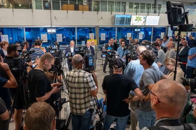 Schkeuditz - Drohnen-Vorfall am Flughafen Leipzig Halle: PK mit Bundesinnenminister Dobrindt und Sachsens Innenminister Schuster 05.08.2026 gegen 21 Uhr Schkeuditz, Flughafen Leipzig Halle im Foto: Nach dem Fund einer Drohne mit einer unbekannten Sprengvorrichtung am Flughafen Leipzig Halle äußerten sich am Mittwochabend Bundesinnenminister Alexander Dobrindt, Sachsens Innenminister Armin Schuster und der Generalstaatsanwalt des Freistaates Sachsen Wolfgang Schwürzer bei einer Pressekonferenz am Flughafen zu dem Vorfall. Zuvor hatte die Zentralstelle Extremismus Sachsen und das Landeskriminalamt die Ermittlungen übernommen. Die Drohne war in der Nacht zum Mittwoch im Sicherheitsbereich des Frachtflugbetriebs nahe der Südpiste entdeck Copyright: xEHLxMedia DietmarxThomasx 20260805_drohne-flughafen-leipzig-pk_17