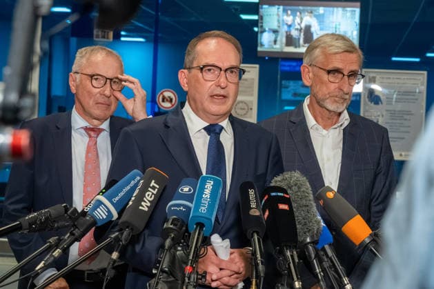 Schkeuditz - Drohnen-Vorfall am Flughafen Leipzig Halle: PK mit Bundesinnenminister Dobrindt und Sachsens Innenminister Schuster 05.08.2026 gegen 21 Uhr Schkeuditz, Flughafen Leipzig Halle im Foto: Nach dem Fund einer Drohne mit einer unbekannten Sprengvorrichtung am Flughafen Leipzig Halle äußerten sich am Mittwochabend Bundesinnenminister Alexander Dobrindt, Sachsens Innenminister Armin Schuster und der Generalstaatsanwalt des Freistaates Sachsen Wolfgang Schwürzer bei einer Pressekonferenz am Flughafen zu dem Vorfall. Zuvor hatte die Zentralstelle Extremismus Sachsen und das Landeskriminalamt die Ermittlungen übernommen. Die Drohne war in der Nacht zum Mittwoch im Sicherheitsbereich des Frachtflugbetriebs nahe der Südpiste entdeck Copyright: xEHLxMedia DietmarxThomasx 20260805_drohne-flughafen-leipzig-pk_19