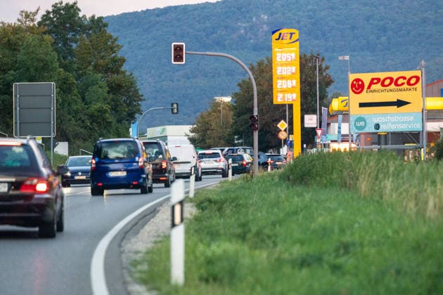 Polizeiensatz bei Lidl Filiale Pfullinger Str. 2 in Eningen unter Achalm, nach Schuessen , 05.08.2026, In Eningen unter Achalm läuft am heutigen Mittwochabend (5. August 2026) ein großer Polizeieinsatz, da in unmittelbarer Nähe einer Lidl-Filiale Schüsse auf ein Fahrzeug abgegeben wurden Foto Eibner-Pressefoto Drofitsch Copyright: xEibner-Pressefoto DimitrixDrofitschx EP_ddh