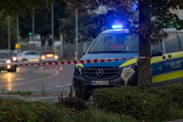 Polizeiensatz bei Lidl Filiale Pfullinger Str. 2 in Eningen unter Achalm, nach Schuessen , 05.08.2026, In Eningen unter Achalm läuft am heutigen Mittwochabend (5. August 2026) ein großer Polizeieinsatz, da in unmittelbarer Nähe einer Lidl-Filiale Schüsse auf ein Fahrzeug abgegeben wurden Foto Eibner-Pressefoto Drofitsch Copyright: xEibner-Pressefoto DimitrixDrofitschx EP_ddh