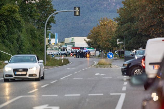 Polizeiensatz bei Lidl Filiale Pfullinger Str. 2 in Eningen unter Achalm, nach Schuessen , 05.08.2026, In Eningen unter Achalm läuft am heutigen Mittwochabend (5. August 2026) ein großer Polizeieinsatz, da in unmittelbarer Nähe einer Lidl-Filiale Schüsse auf ein Fahrzeug abgegeben wurden Foto Eibner-Pressefoto Drofitsch Copyright: xEibner-Pressefoto DimitrixDrofitschx EP_ddh