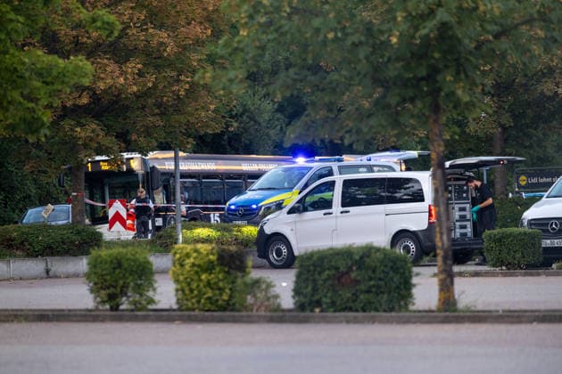 Polizeiensatz bei Lidl Filiale Pfullinger Str. 2 in Eningen unter Achalm, nach Schuessen , 05.08.2026, In Eningen unter Achalm läuft am heutigen Mittwochabend (5. August 2026) ein großer Polizeieinsatz, da in unmittelbarer Nähe einer Lidl-Filiale Schüsse auf ein Fahrzeug abgegeben wurden Foto Eibner-Pressefoto Drofitsch Copyright: xEibner-Pressefoto DimitrixDrofitschx EP_ddh