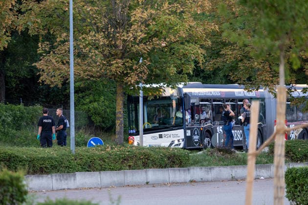 Polizeiensatz bei Lidl Filiale Pfullinger Str. 2 in Eningen unter Achalm, nach Schuessen , 05.08.2026, In Eningen unter Achalm läuft am heutigen Mittwochabend (5. August 2026) ein großer Polizeieinsatz, da in unmittelbarer Nähe einer Lidl-Filiale Schüsse auf ein Fahrzeug abgegeben wurden Foto Eibner-Pressefoto Drofitsch Copyright: xEibner-Pressefoto DimitrixDrofitschx EP_ddh