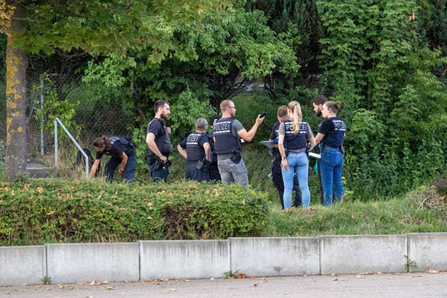Polizeiensatz bei Lidl Filiale Pfullinger Str. 2 in Eningen unter Achalm, nach Schuessen , 05.08.2026, In Eningen unter Achalm läuft am heutigen Mittwochabend (5. August 2026) ein großer Polizeieinsatz, da in unmittelbarer Nähe einer Lidl-Filiale Schüsse auf ein Fahrzeug abgegeben wurden Foto Eibner-Pressefoto Drofitsch Copyright: xEibner-Pressefoto DimitrixDrofitschx EP_ddh