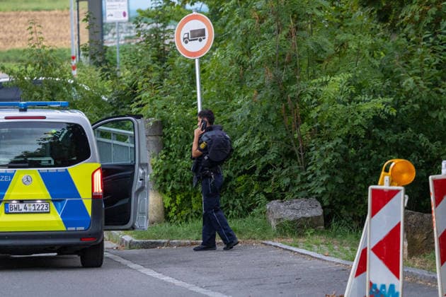 Polizeiensatz bei Lidl Filiale Pfullinger Str. 2 in Eningen unter Achalm, nach Schuessen , 05.08.2026, In Eningen unter Achalm läuft am heutigen Mittwochabend (5. August 2026) ein großer Polizeieinsatz, da in unmittelbarer Nähe einer Lidl-Filiale Schüsse auf ein Fahrzeug abgegeben wurden Foto Eibner-Pressefoto Drofitsch Copyright: xEibner-Pressefoto DimitrixDrofitschx EP_ddh